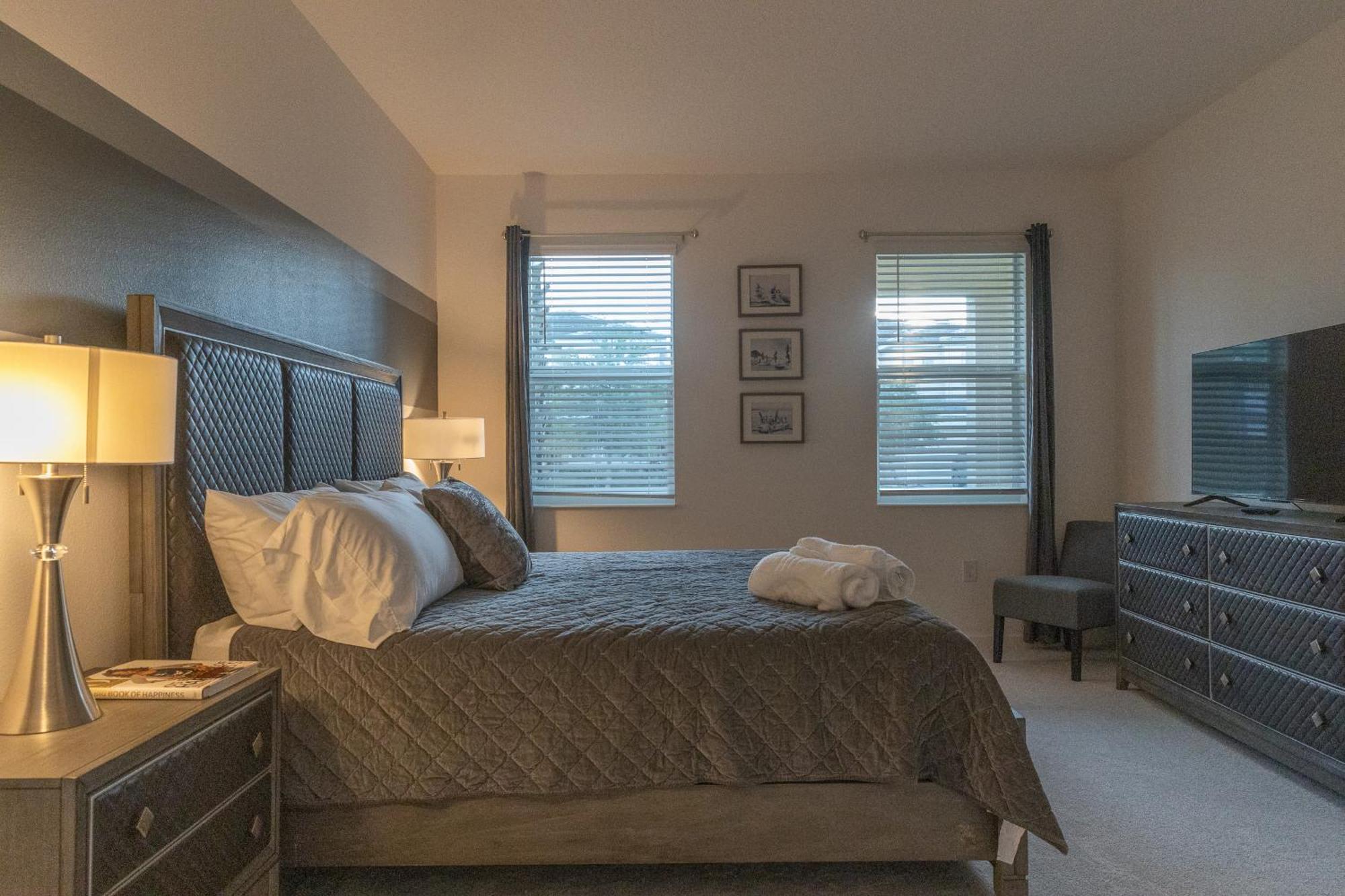 Waterfront Brand New Modern Luxury 8 Bedroom Pool House! Sleeps 16 Kissimmee Kültér fotó
